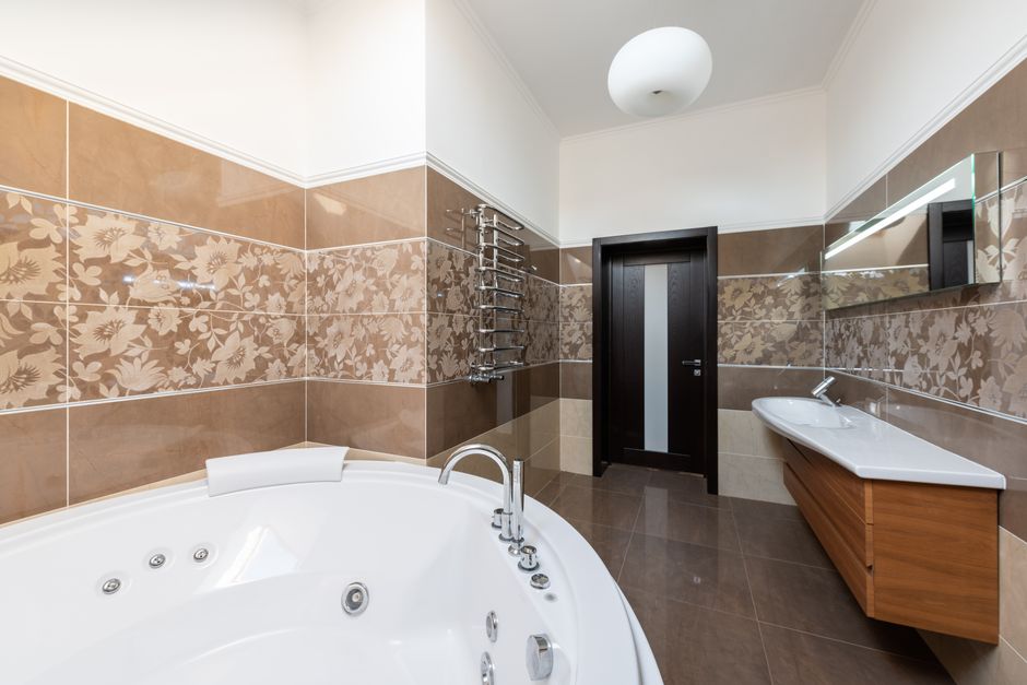 Carrelage contemporain rehaussant l'élégance de la salle de bain.