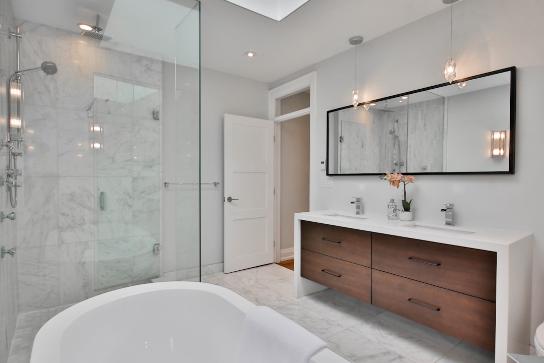 Lavabo moderne avec rangement optimisé dans salle de bain.