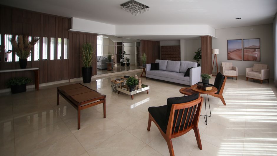 Chambre minimaliste avec éclairage naturel doux.