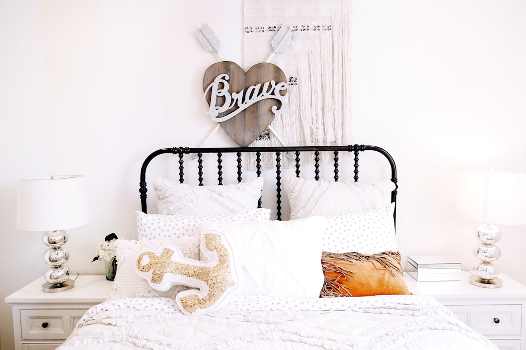 Lit en bois clair avec peluches colorées.