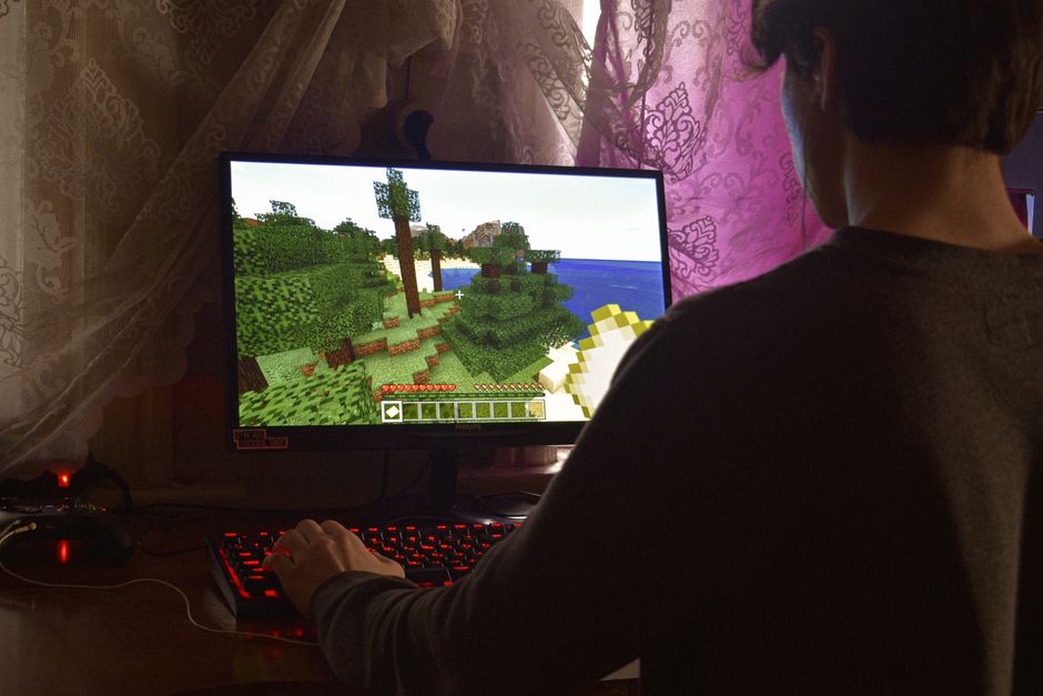 Tablette affichant des jeux créatifs Minecraft pour enfants.