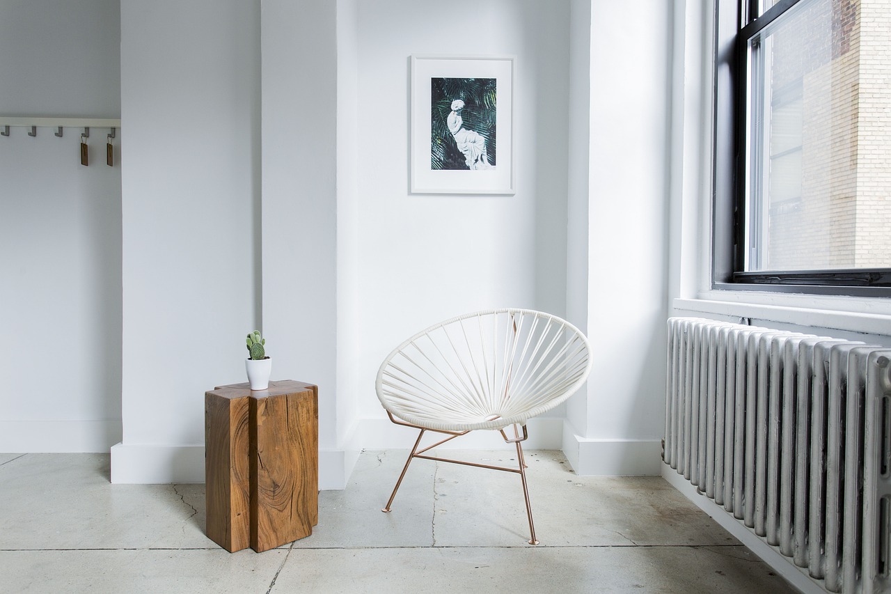 Fenêtre avec volets en bois naturel durable. Fenêtre avec volets en bois naturel durable.